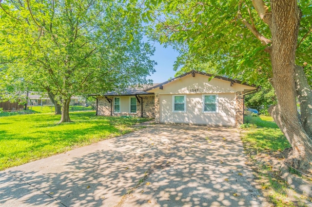 view of front of property featuring a front yard