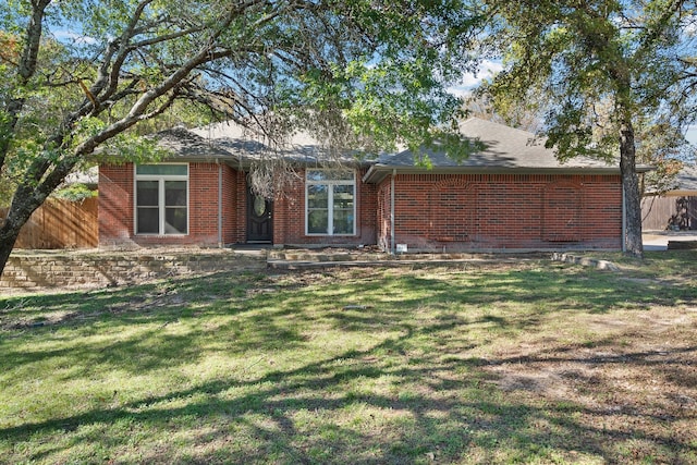 view of front of property featuring a front yard