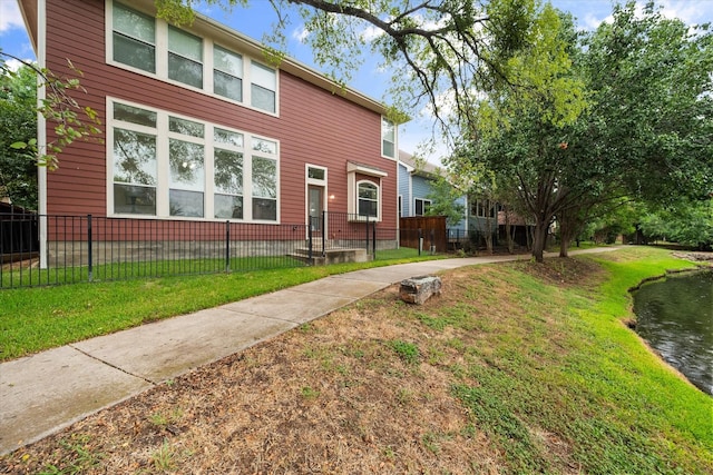 view of front of house featuring a front lawn