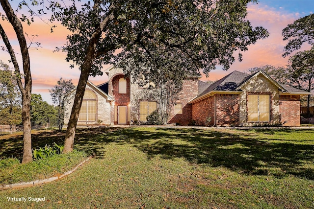 view of front of property featuring a yard