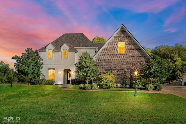 view of front of property featuring a lawn