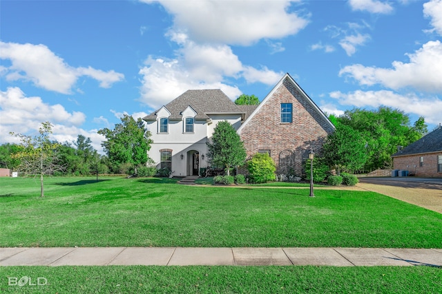 view of front facade featuring a front lawn