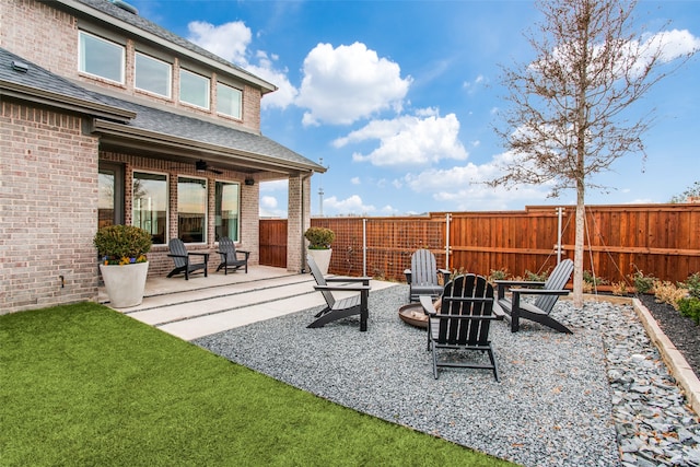 view of patio with an outdoor fire pit and ceiling fan