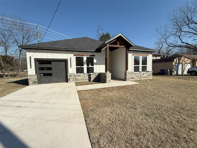 view of front of home featuring a garage and a front yard