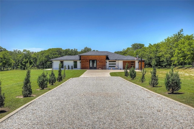 view of front of house featuring a front lawn