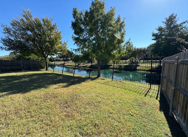 view of yard featuring a water view