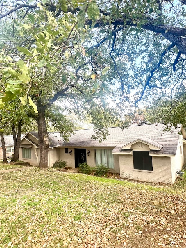 ranch-style house featuring a front yard