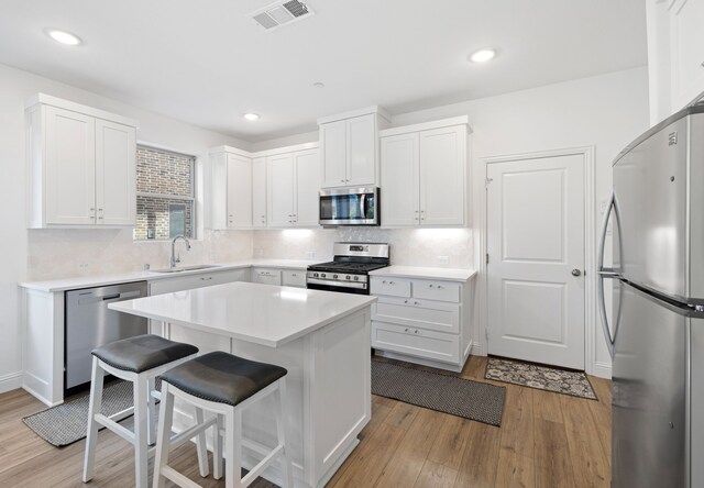 dining space with sink, a chandelier, and light hardwood / wood-style flooring