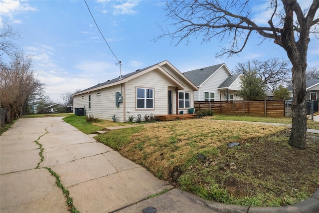 view of front of house with a front yard