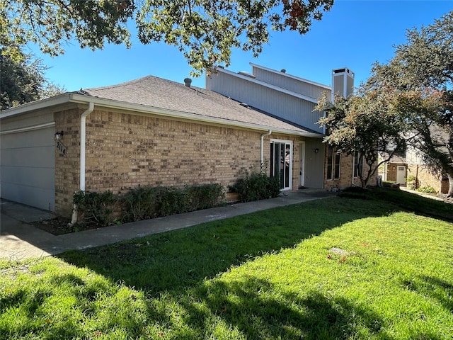 view of front facade featuring a front lawn