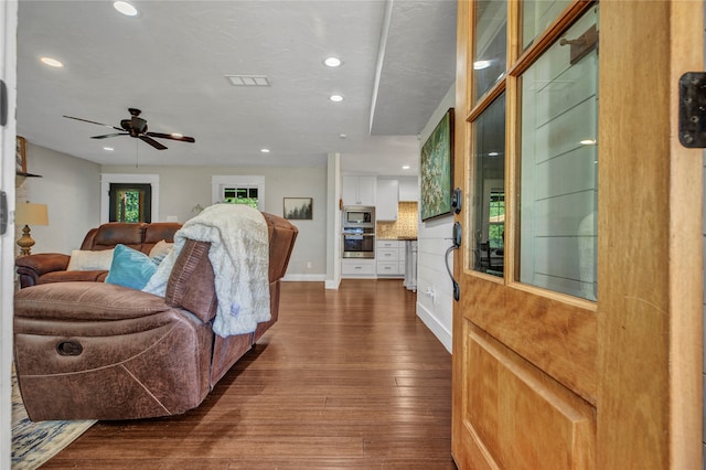 living room featuring dark wood-style floors, visible vents, baseboards, recessed lighting, and ceiling fan