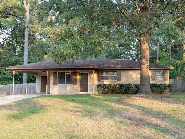 view of front of property featuring a front yard and a carport