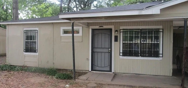 doorway to property with a porch