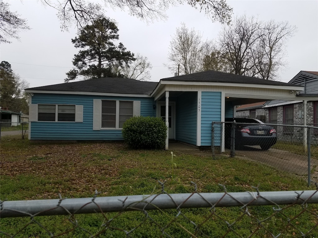 view of front of house with a front lawn