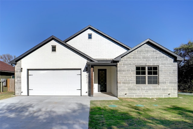 view of front of house featuring a front yard and a garage