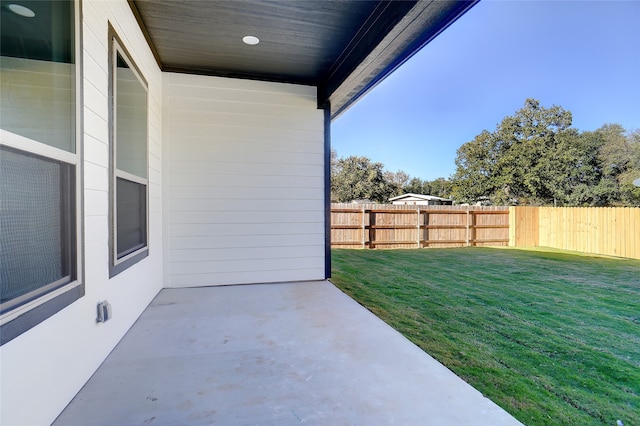 view of yard featuring a patio area