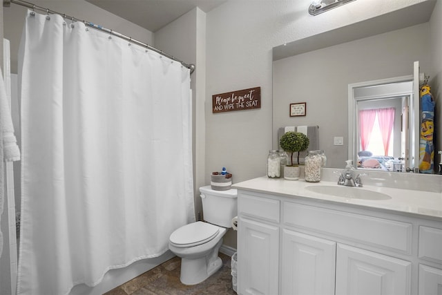 bathroom with a shower with curtain, vanity, and toilet