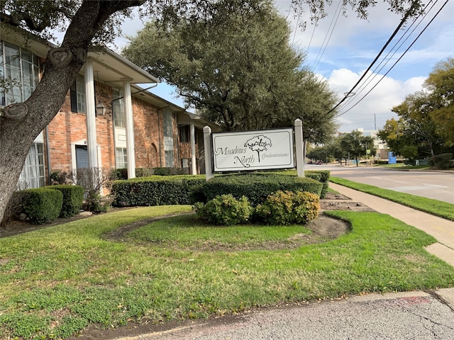 community sign with a lawn