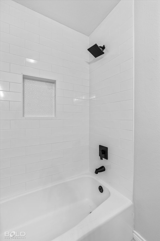 bathroom with tiled shower / bath