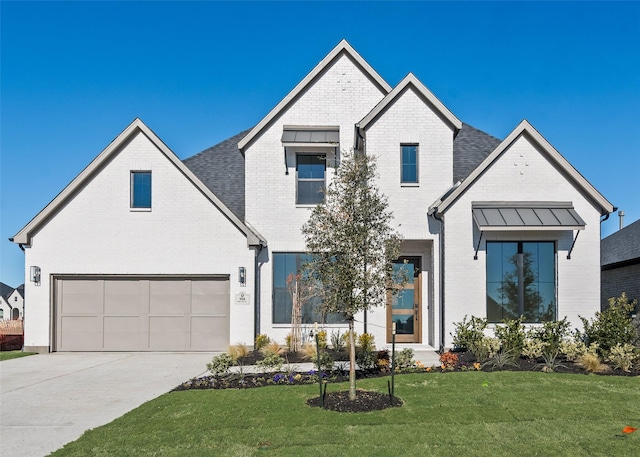 view of front facade featuring a front lawn