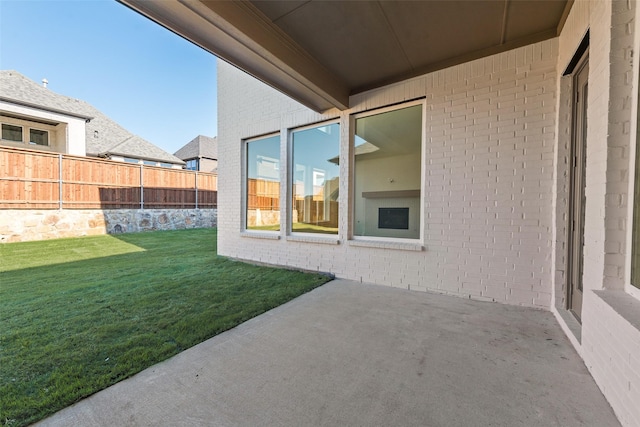 view of yard featuring a patio area