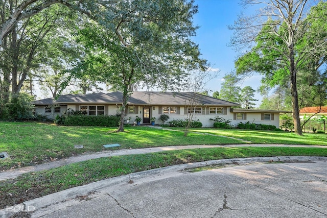 ranch-style home featuring a front lawn