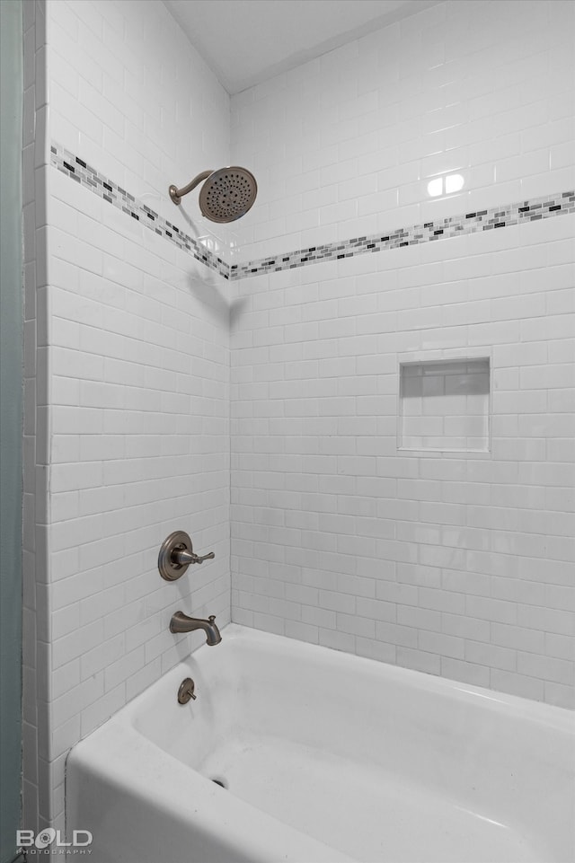 bathroom featuring tiled shower / bath combo