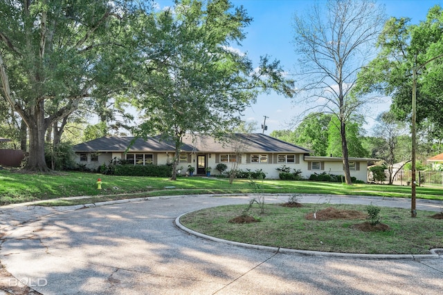 single story home with a front yard