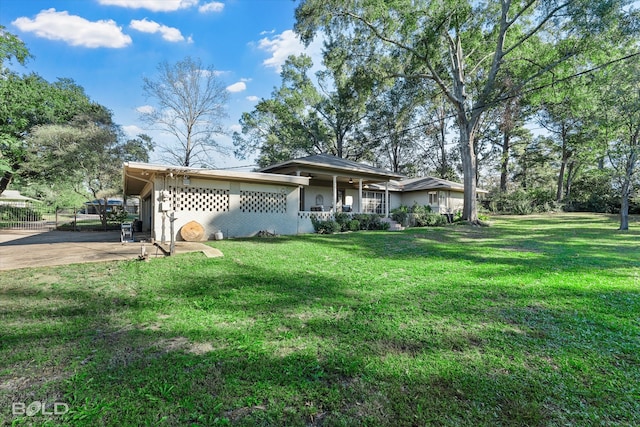 single story home with a front lawn