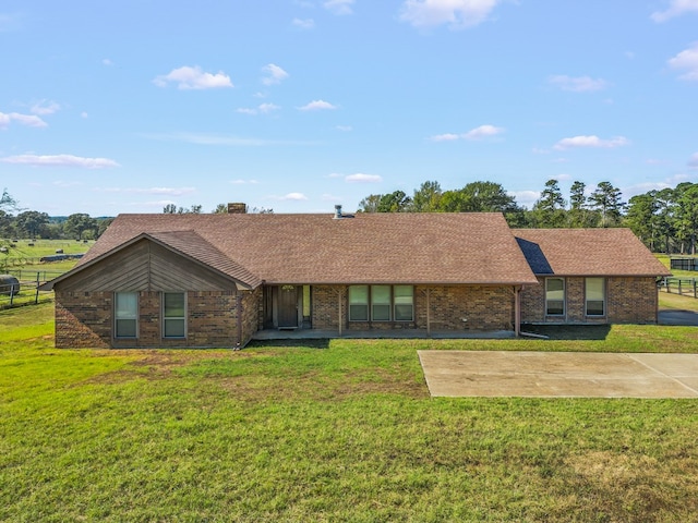 ranch-style house featuring a front yard