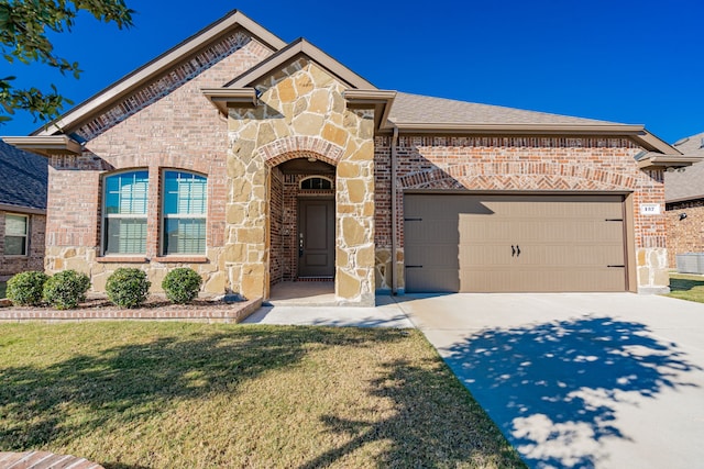 view of front facade featuring a garage and a front yard