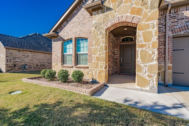 property entrance featuring a yard