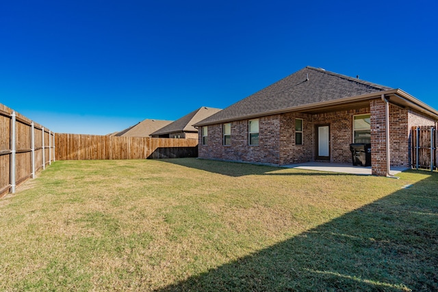 view of yard featuring a patio