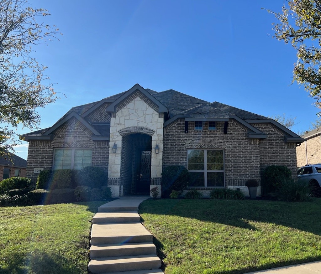 view of front of property featuring a front lawn