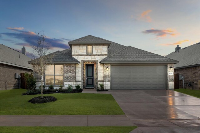 view of front of home featuring a garage and a front yard