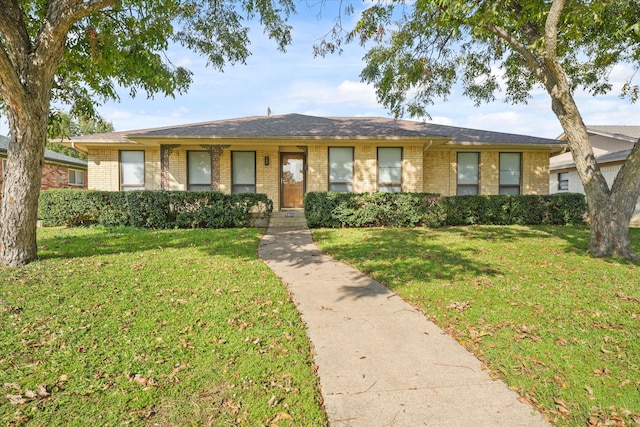 single story home with a front lawn