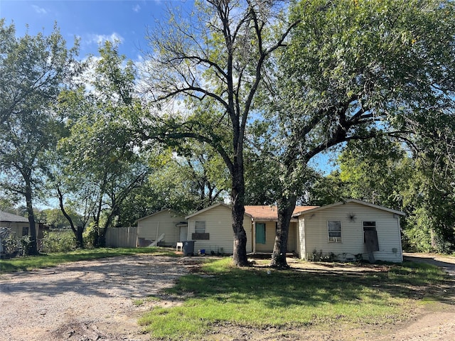 single story home with a front lawn