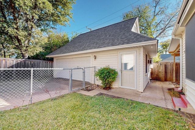 view of yard featuring an outdoor structure and a garage