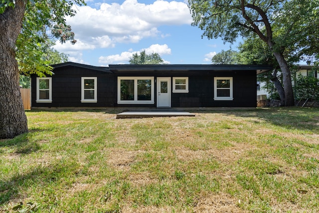 ranch-style house featuring a front yard