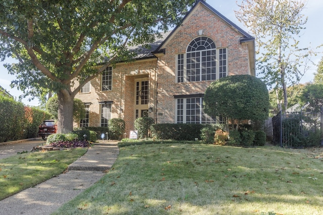 view of front property featuring a front yard