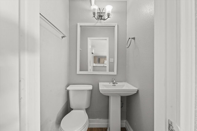 929 S Rosemont Ave, Dallas, TX 75208 - half bath featuring toilet, baseboards, and a sink