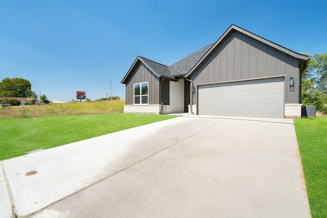 view of front of house featuring a front lawn and a garage