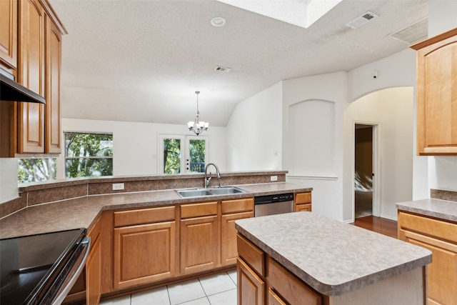 kitchen featuring stainless steel dishwasher, a textured ceiling, vaulted ceiling, sink, and a notable chandelier