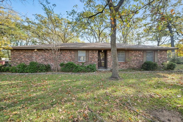 ranch-style house featuring a front yard