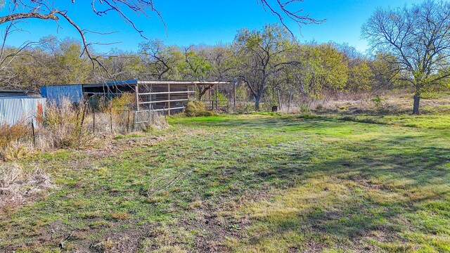 view of yard with an outbuilding