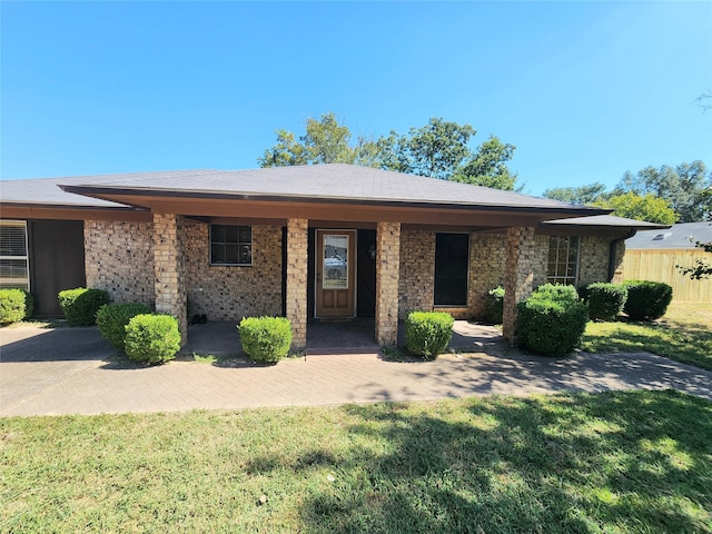 ranch-style house with a front yard