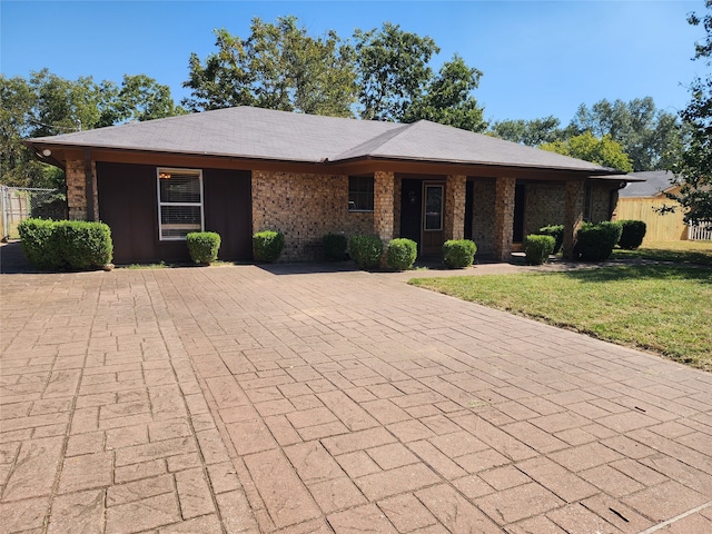 single story home featuring a front lawn