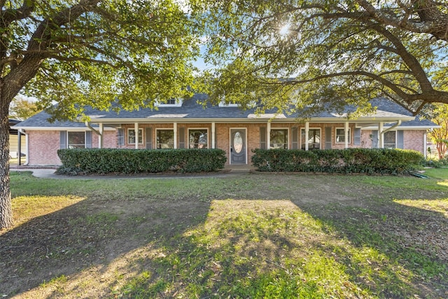 view of front of property featuring brick siding and a front yard