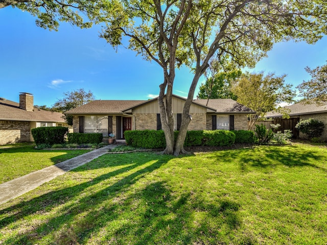 single story home featuring a front lawn