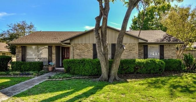 ranch-style house featuring a front lawn